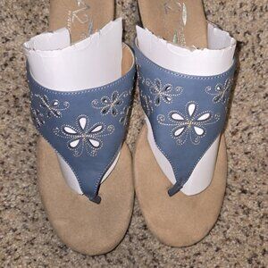 A2 by Aerosoles Women’s Size 9 Blue Floral Cutout Thong Sandals Comfort Cushion